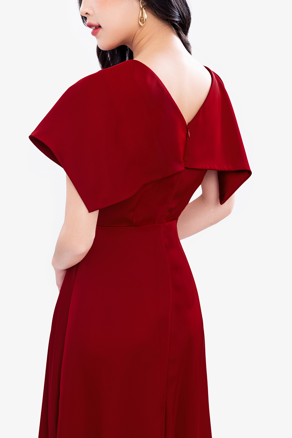 Đầm đỏ dự tiệc cổ choàng nhấn eo