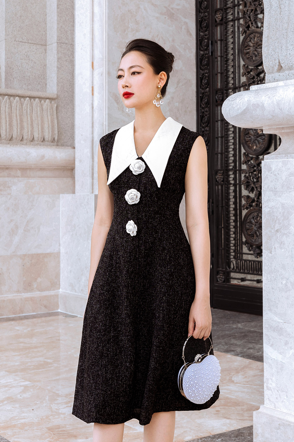 Đầm đen dự tiệc đính hoa hồng trắng cổ sen nhọn KK173-15