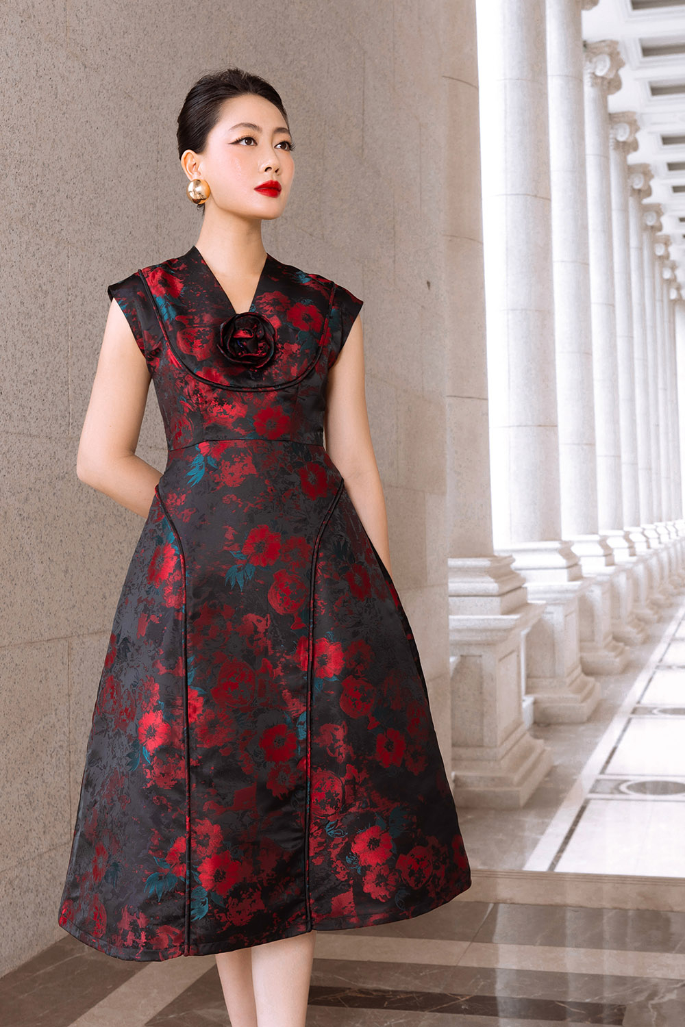 Đầm tafta xòe dự tiệc nền đen hoa đỏ