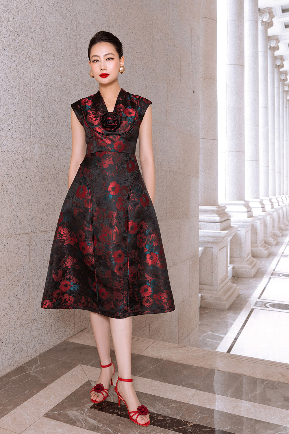Đầm tafta xòe dự tiệc nền đen hoa đỏ