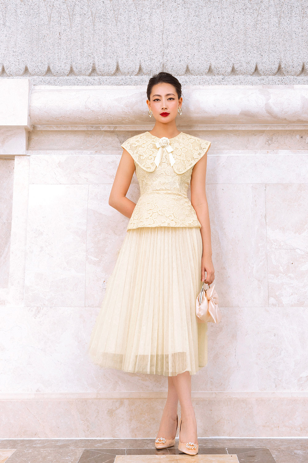 Đầm ren dự tiệc dáng peplum cổ sen lớn