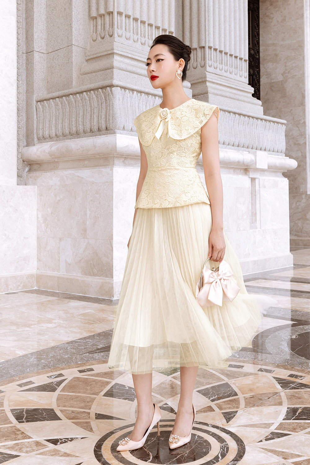 Đầm ren dự tiệc dáng peplum cổ sen lớn