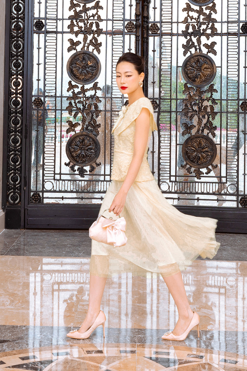 Đầm ren dự tiệc dáng peplum cổ sen lớn