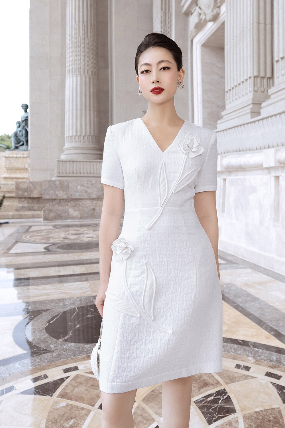 Đầm trắng dự tiệc dáng chữ A đính hoa hồng HL30-07
