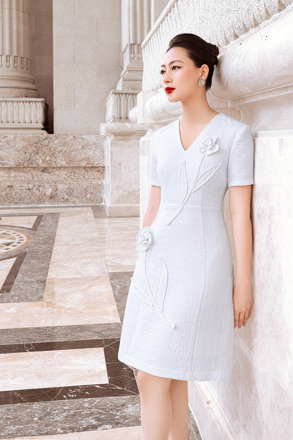 Đầm trắng dự tiệc dáng chữ A đính hoa hồng