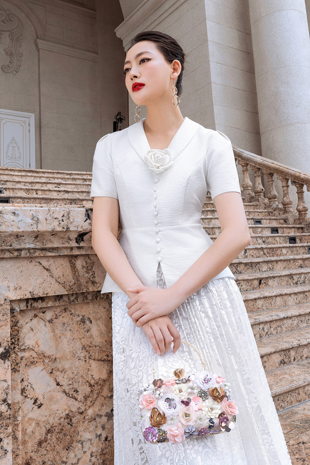 Áo trắng công sở nữ đính hoa sang trọng