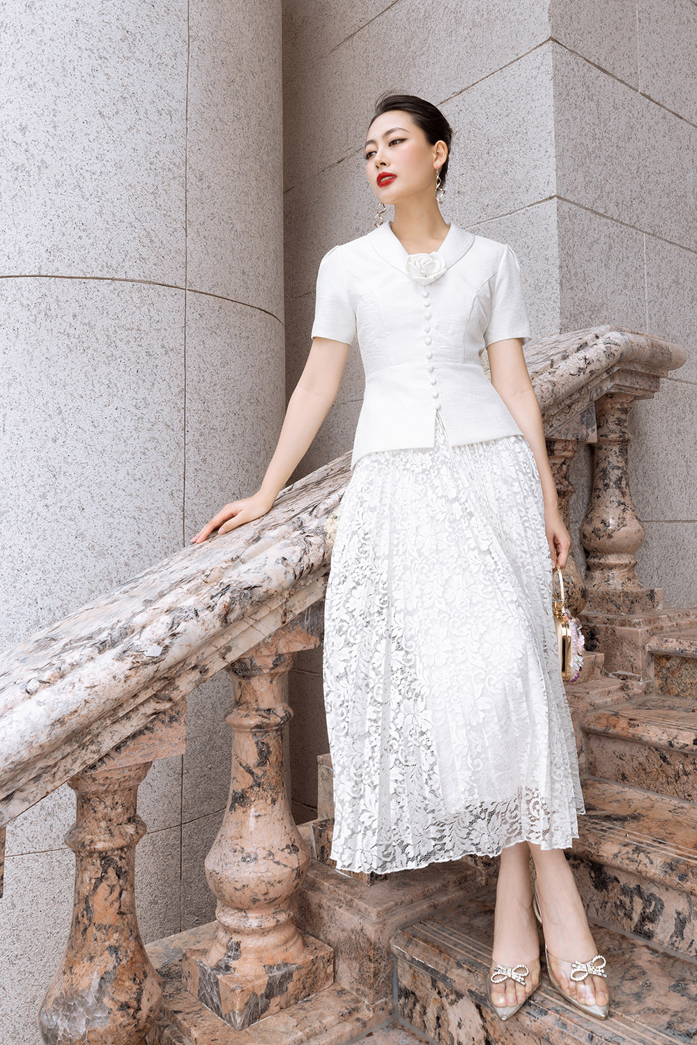 Áo trắng công sở nữ đính hoa sang trọng