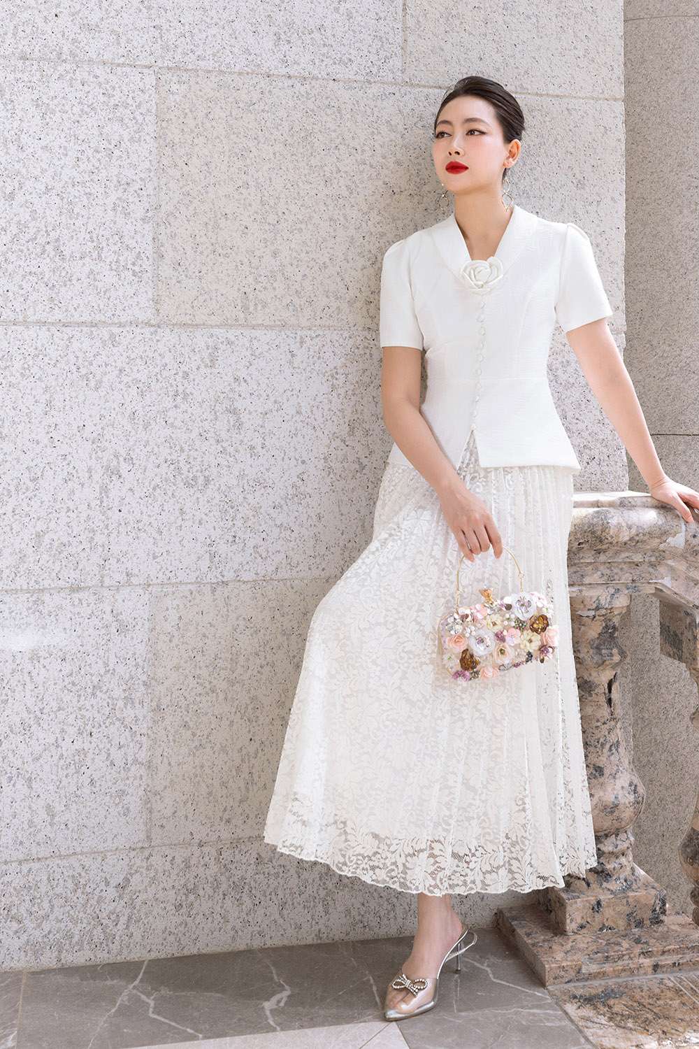 Chân váy ren trắng xếp ly dáng dài