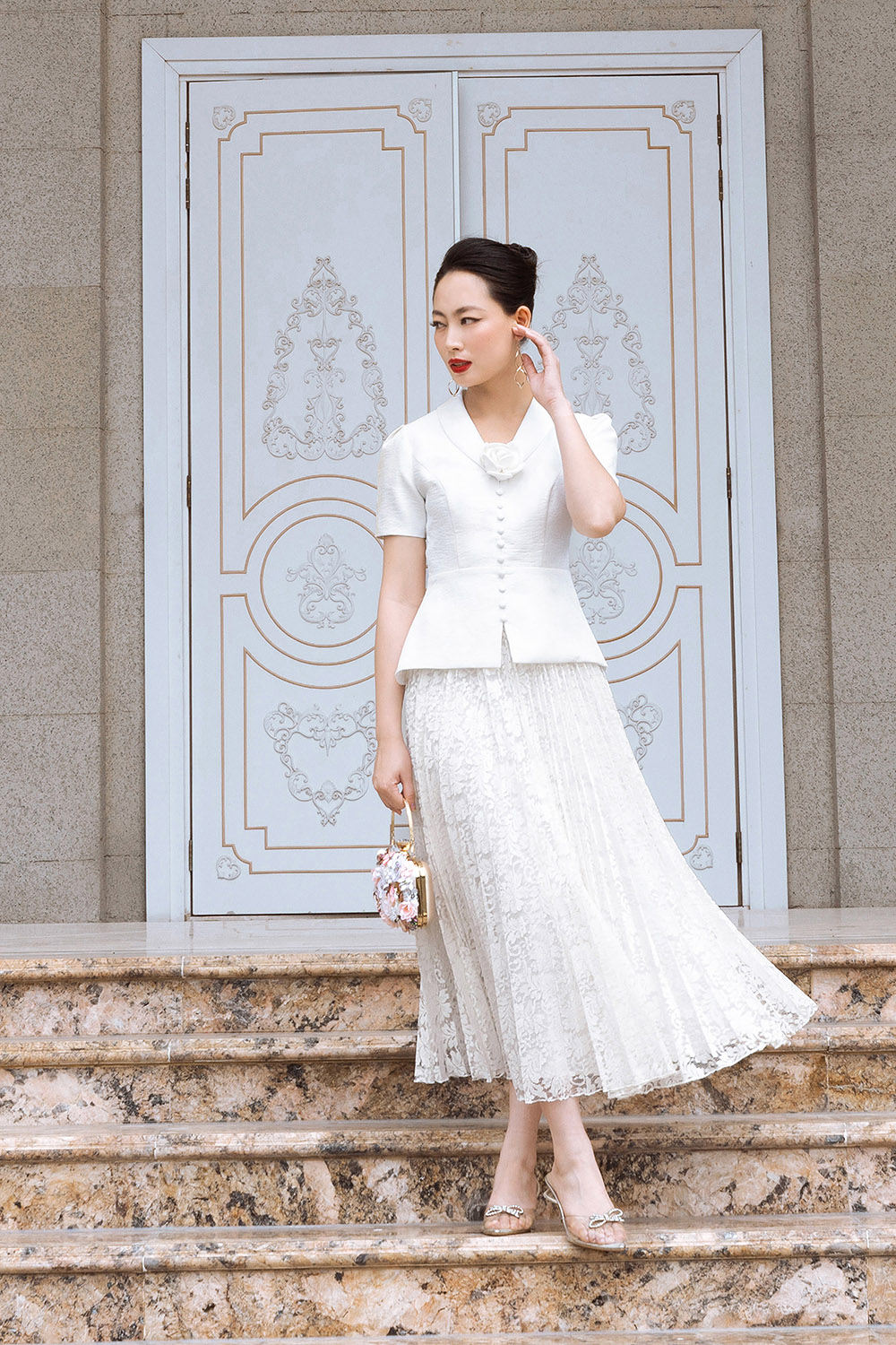 Chân váy ren trắng xếp ly dáng dài