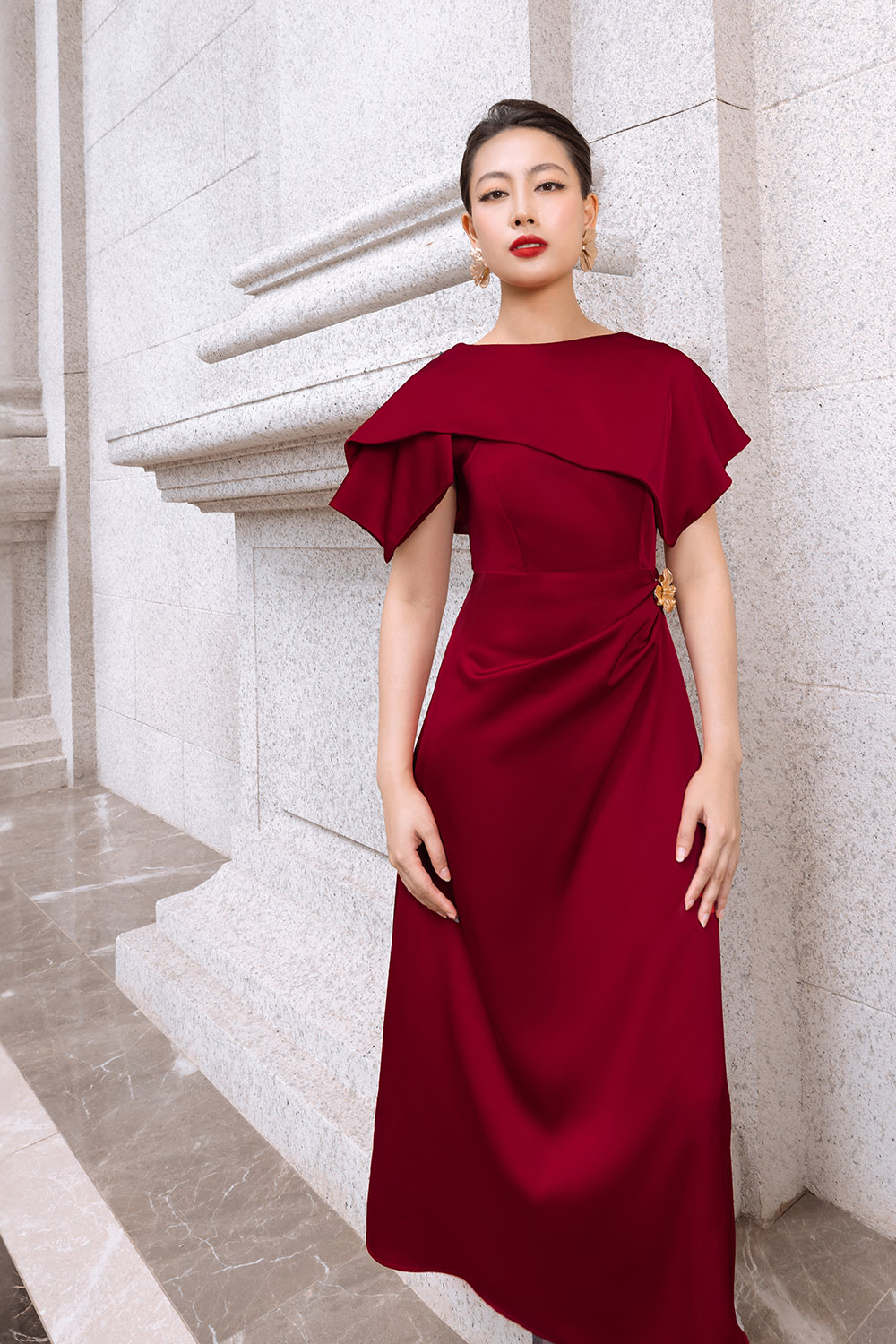 Đầm đỏ dự tiệc cổ choàng nhấn eo