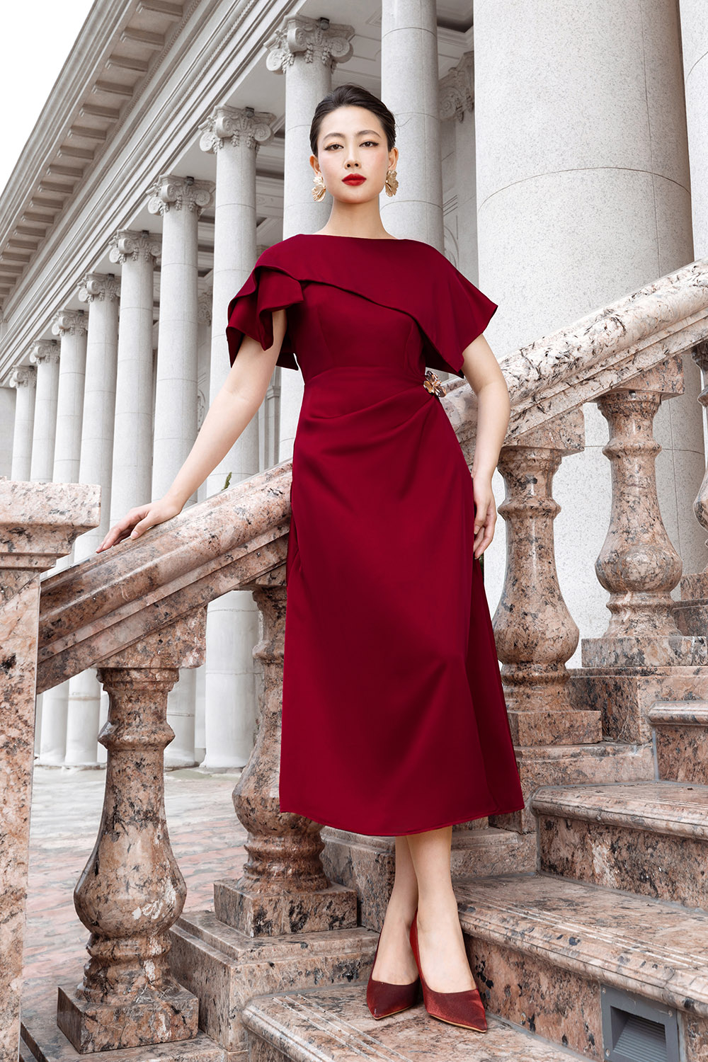 Đầm đỏ dự tiệc cổ choàng nhấn eo