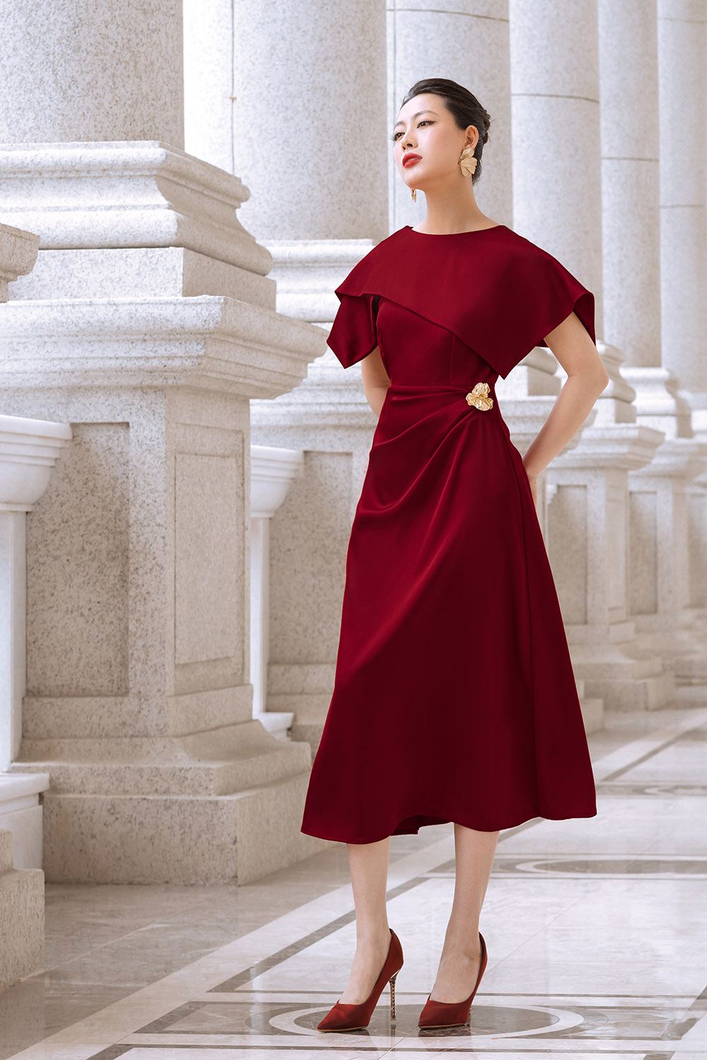 Đầm đỏ dự tiệc cổ choàng nhấn eo