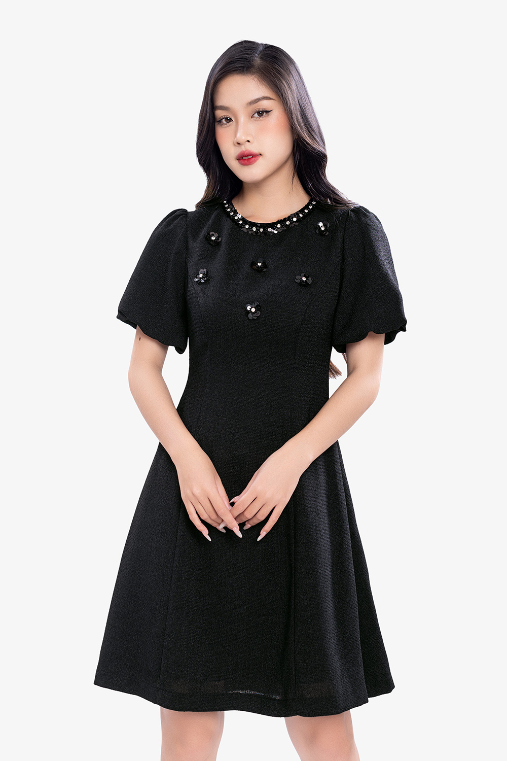 Đầm đen đi tiệc chữ A tay bí đính hoa