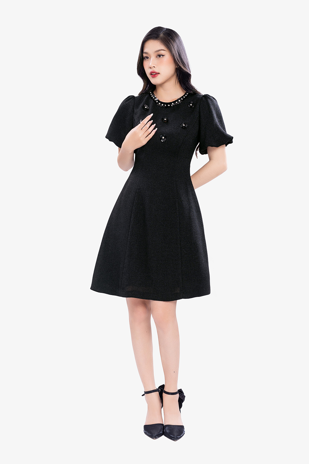 Đầm đen đi tiệc chữ A tay bí đính hoa