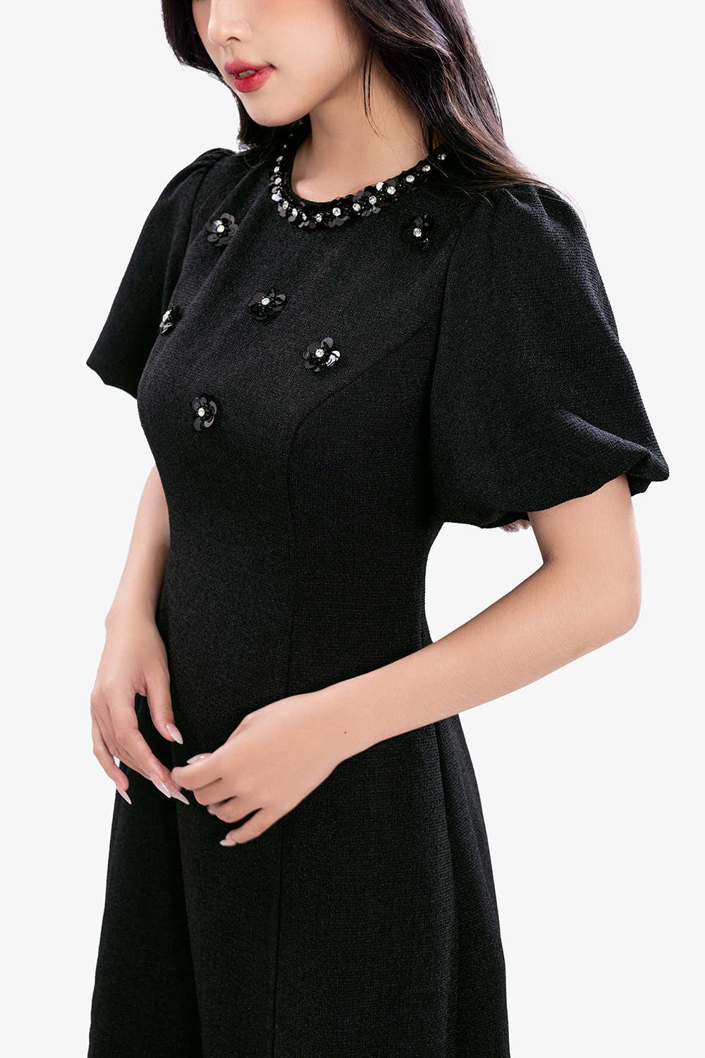 Đầm đen đi tiệc chữ A tay bí đính hoa