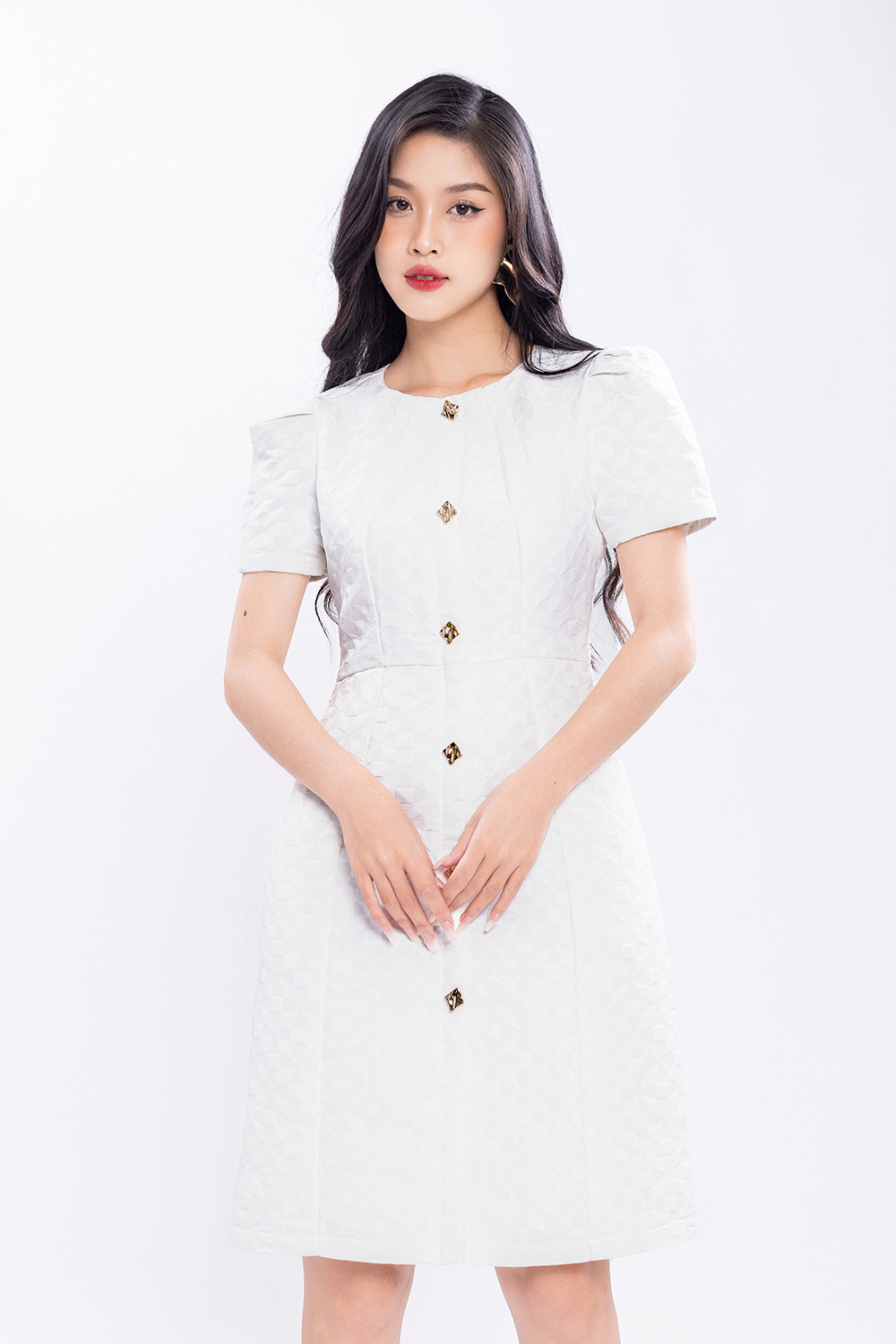Đầm trắng dự tiệc dáng chữ A phối nút