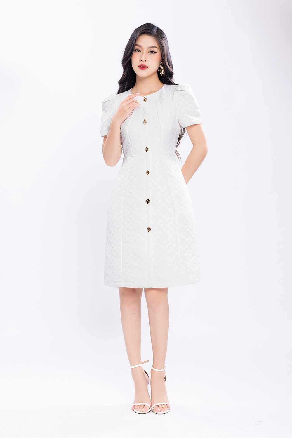 Đầm trắng dự tiệc dáng chữ A phối nút