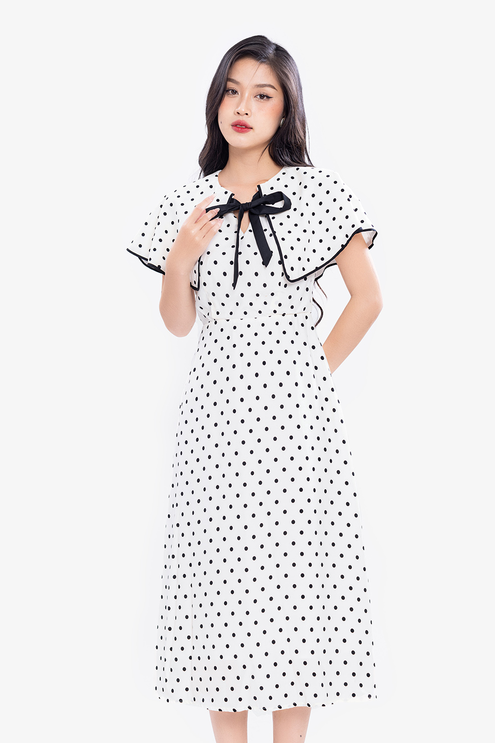 Đầm trắng chấm bi dáng xòe giả áo choàng