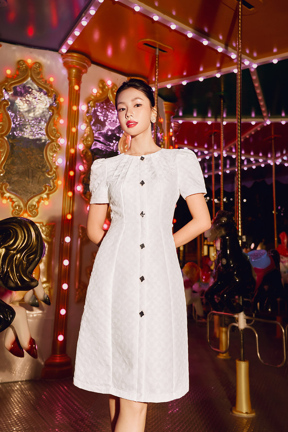 Đầm trắng dự tiệc dáng chữ A phối nút