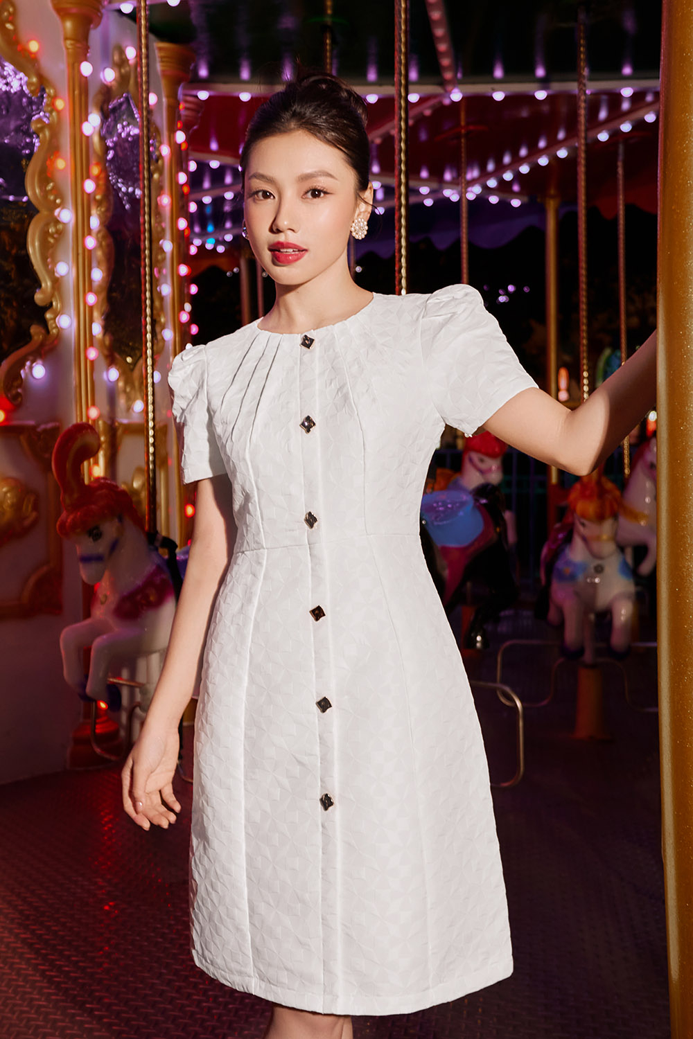 Đầm trắng dự tiệc dáng chữ A phối nút