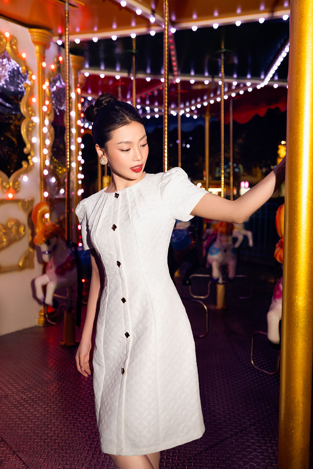 Đầm trắng dự tiệc dáng chữ A phối nút