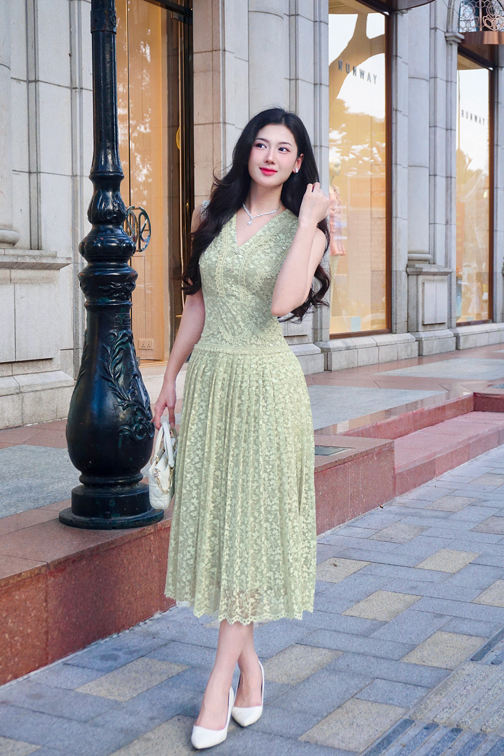Đầm ren dự tiệc dáng xòe xếp ly dài