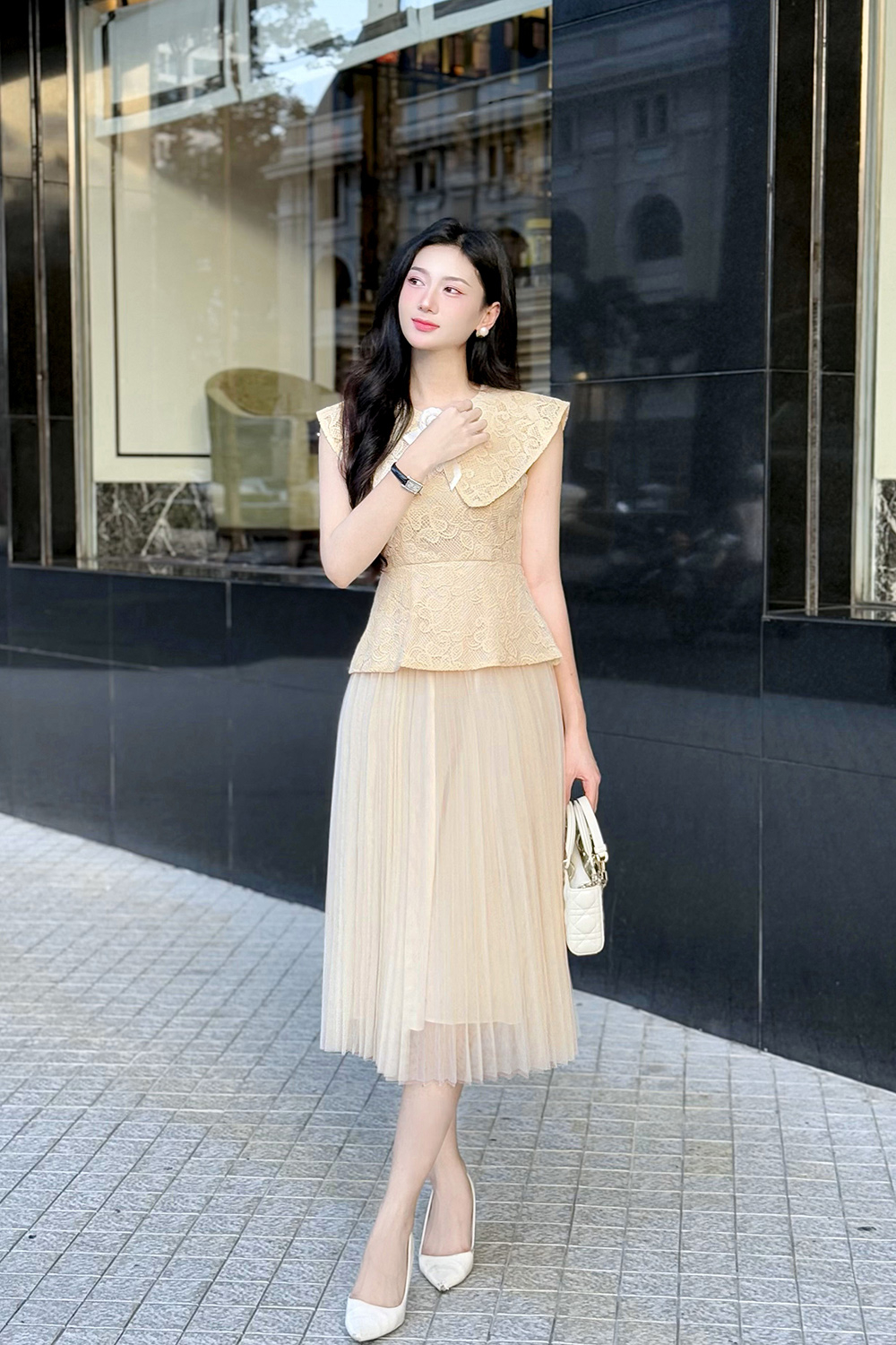 Đầm ren dự tiệc dáng peplum cổ sen lớn