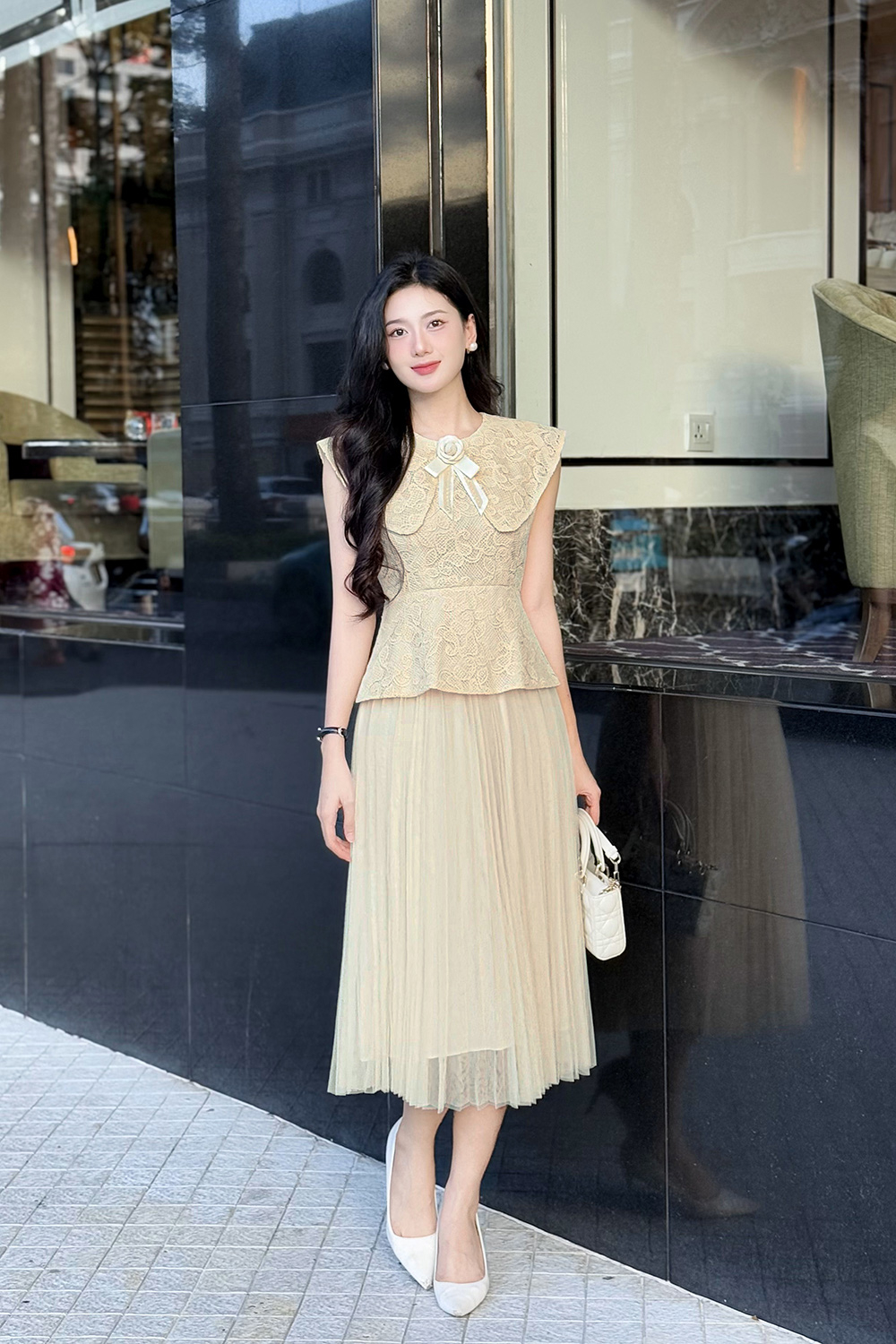 Đầm ren dự tiệc dáng peplum cổ sen lớn