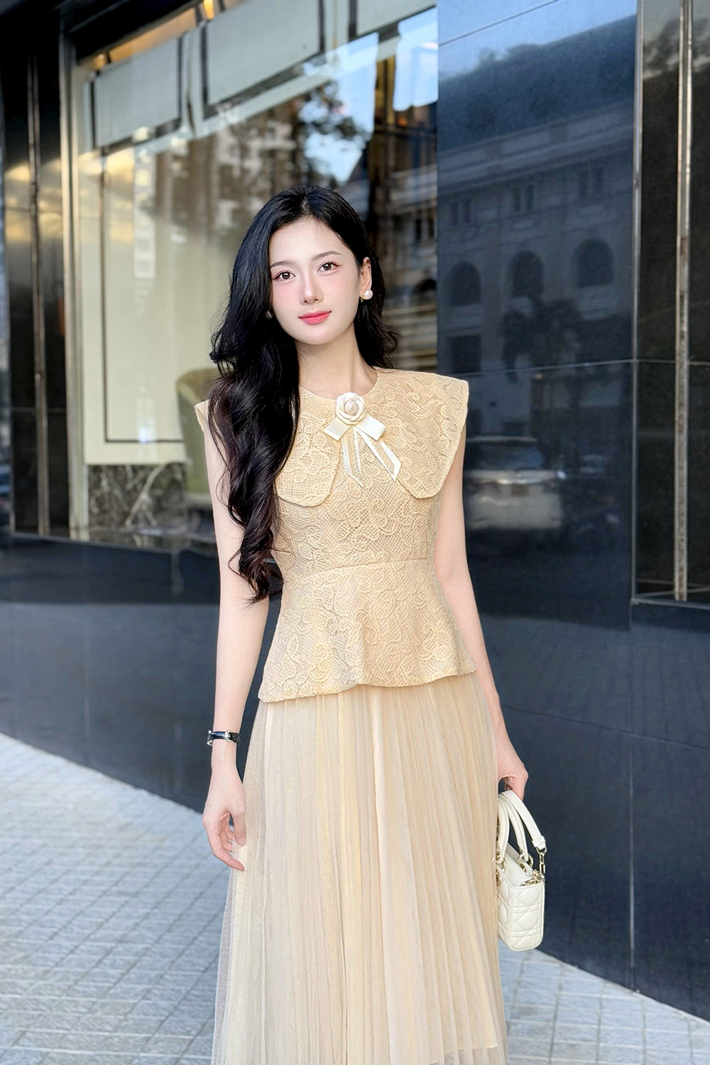 Đầm ren dự tiệc dáng peplum cổ sen lớn