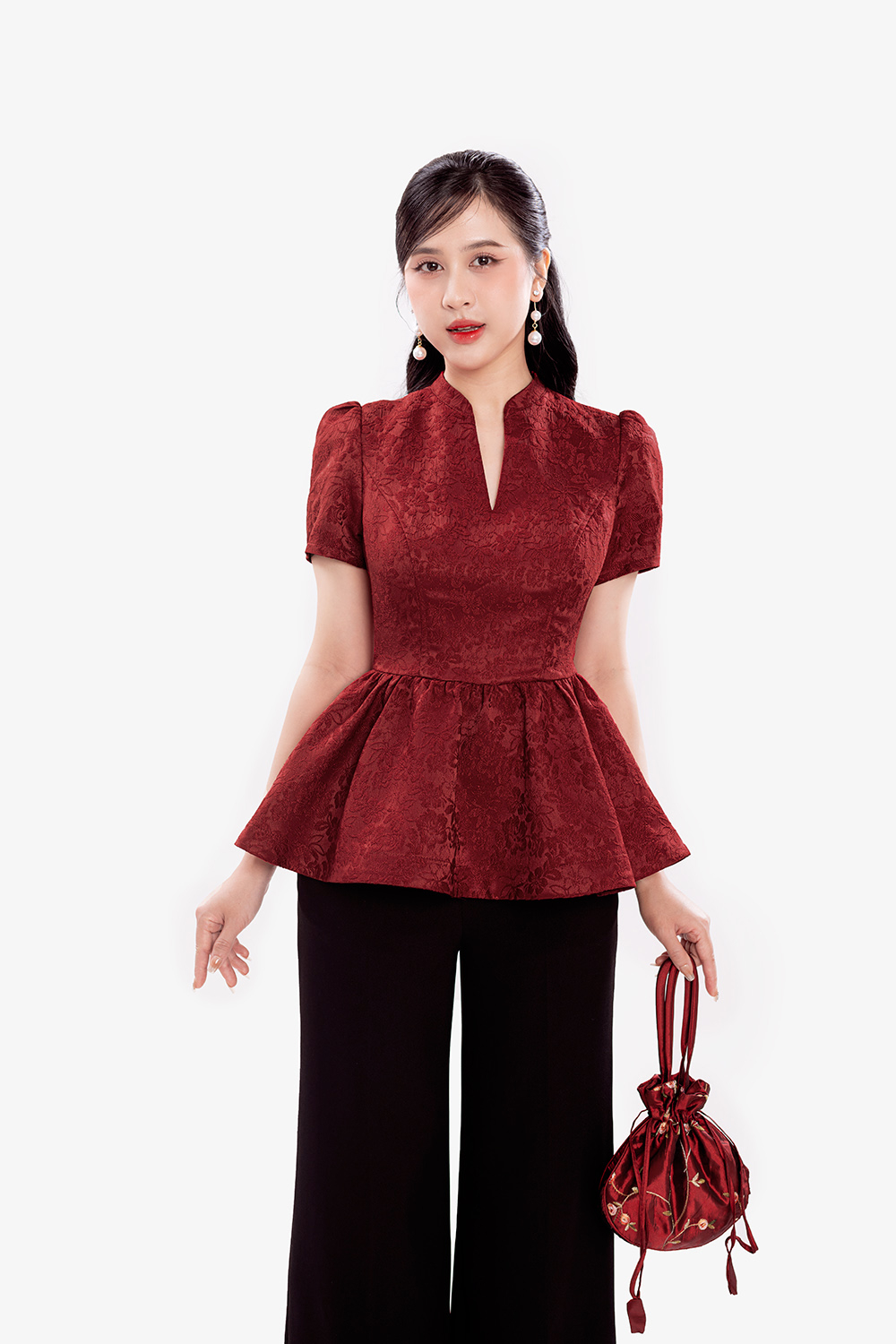 Áo gấm hoa đỏ peplum cổ cách điệu