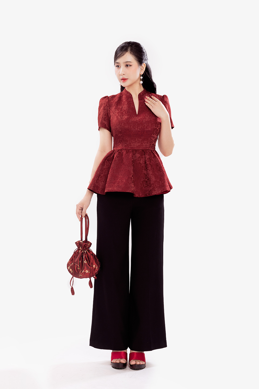 Áo gấm hoa đỏ peplum cổ cách điệu