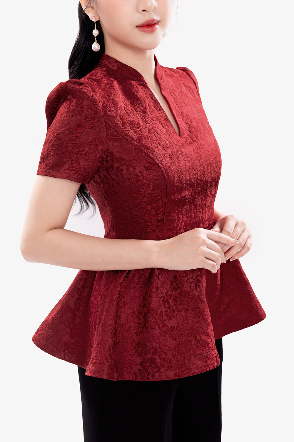 Áo gấm hoa đỏ peplum cổ cách điệu