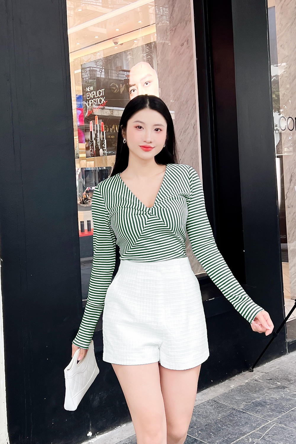 Áo thun ôm kẻ sọc xanh cổ V xoắn ngực