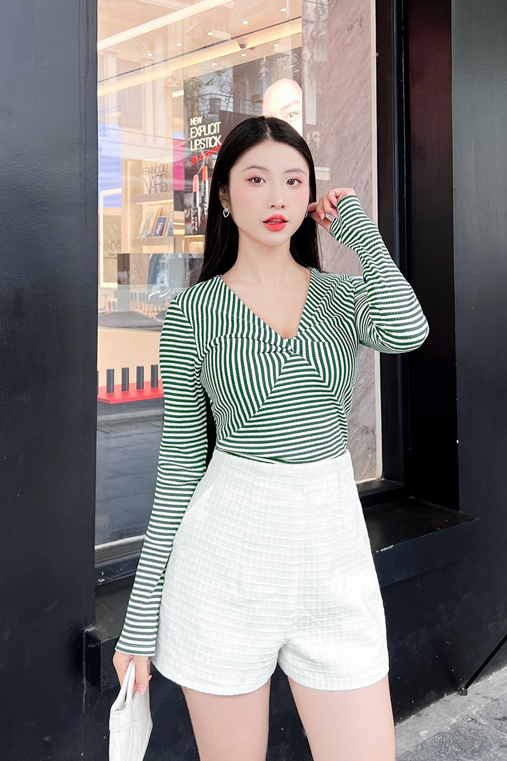 Áo thun ôm kẻ sọc xanh cổ V xoắn ngực