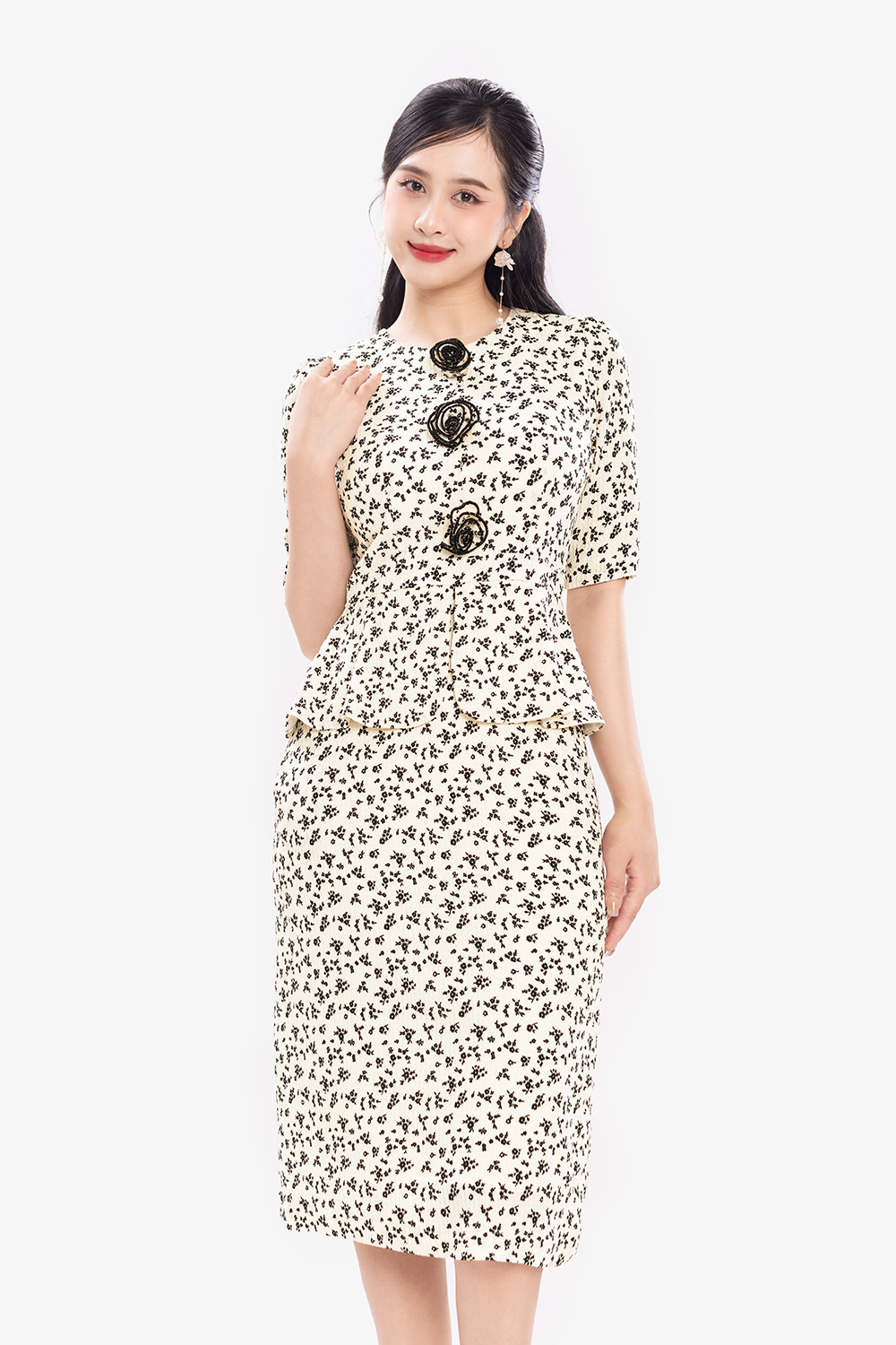 Đầm peplum hoa nhí đính 3 bông hoa