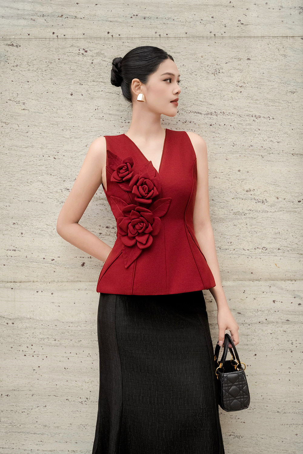 Áo đỏ dự tiệc đính kết hoa hồng