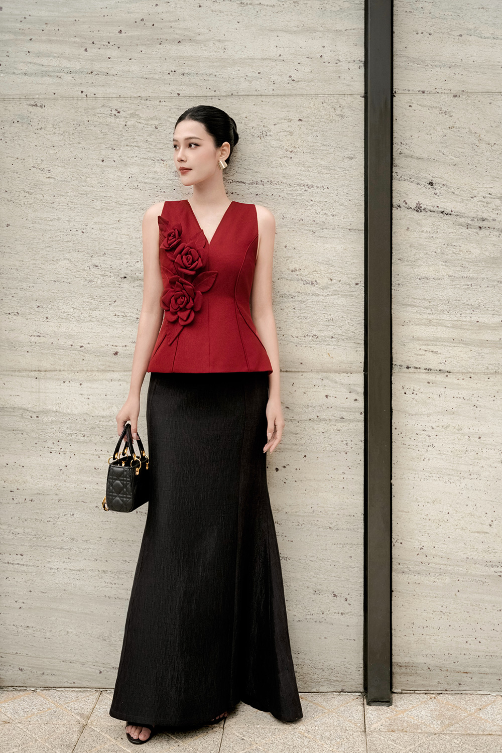 Áo đỏ dự tiệc đính kết hoa hồng