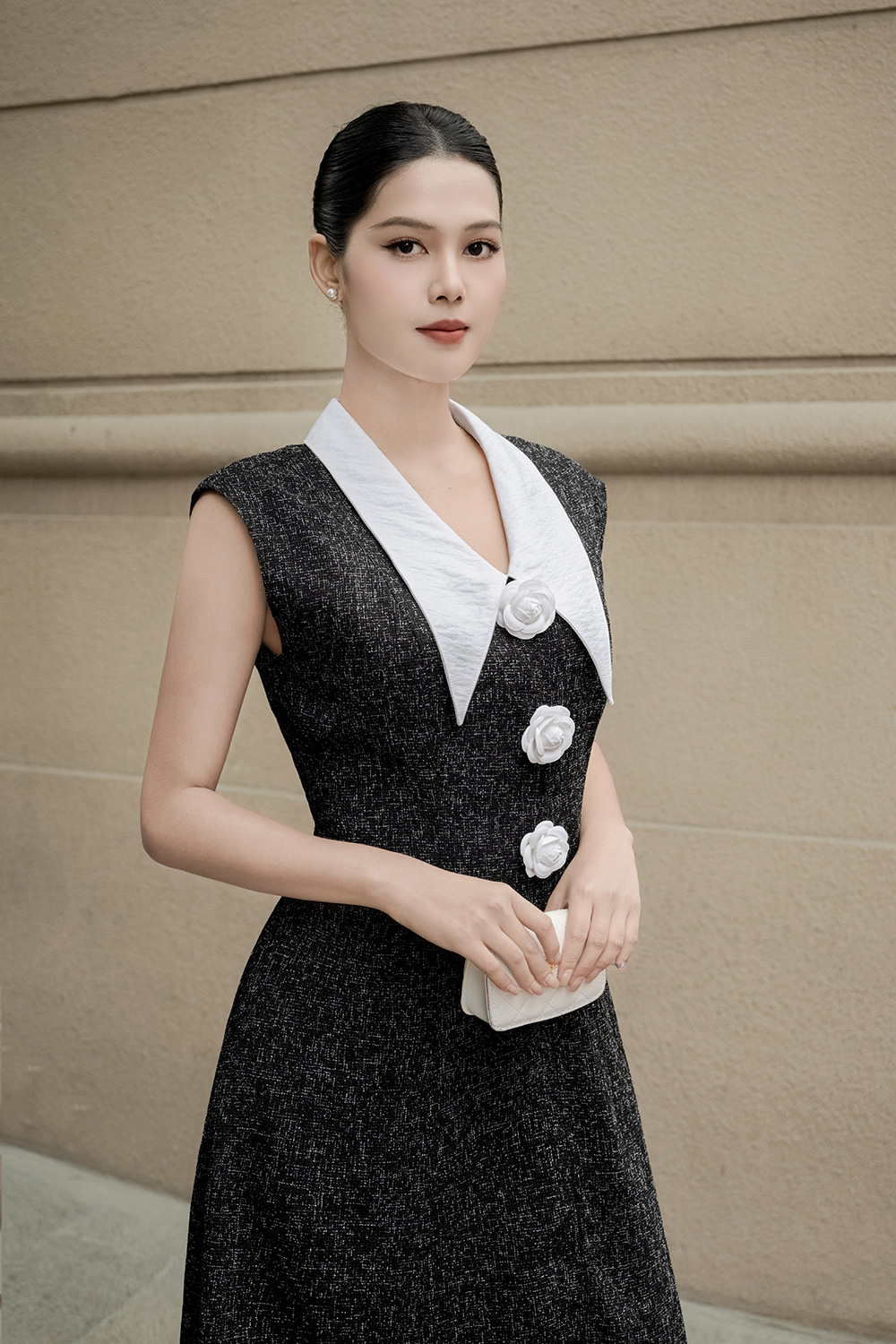 Đầm đen dự tiệc đính hoa hồng trắng cổ sen nhọn