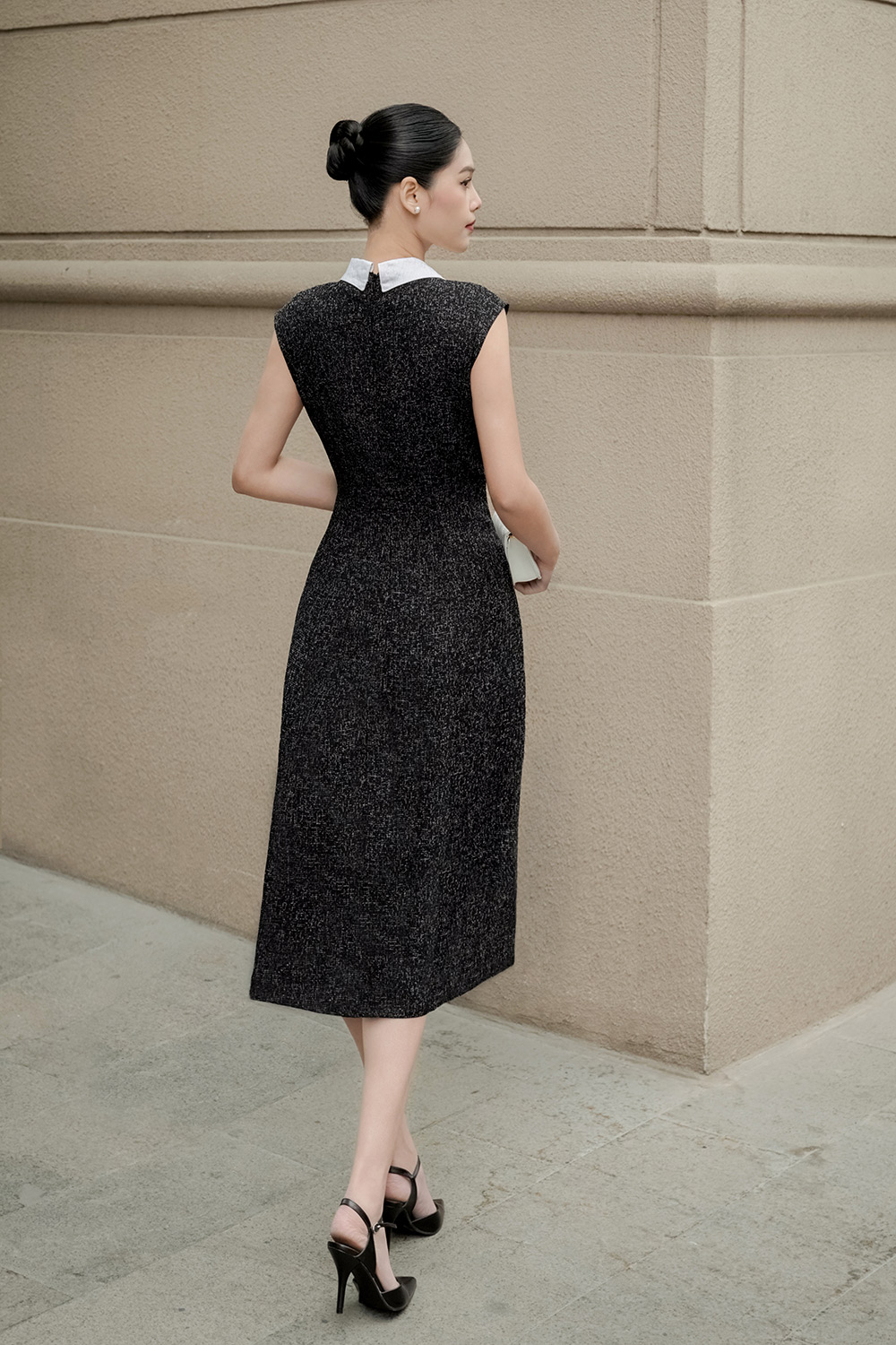 Đầm đen dự tiệc đính hoa hồng trắng cổ sen nhọn