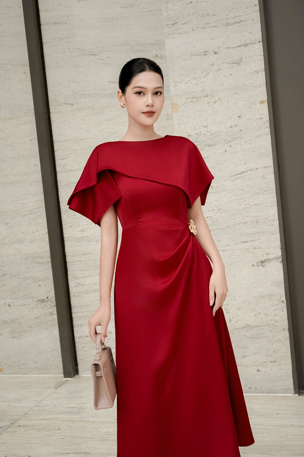 Đầm đỏ dự tiệc cổ choàng nhấn eo