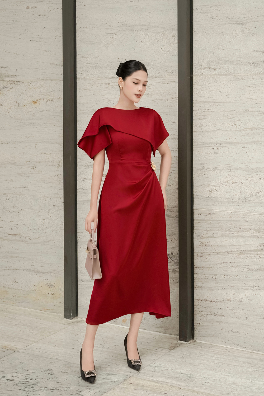 Đầm đỏ dự tiệc cổ choàng nhấn eo