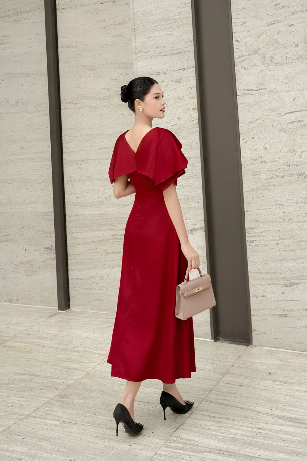 Đầm đỏ dự tiệc cổ choàng nhấn eo