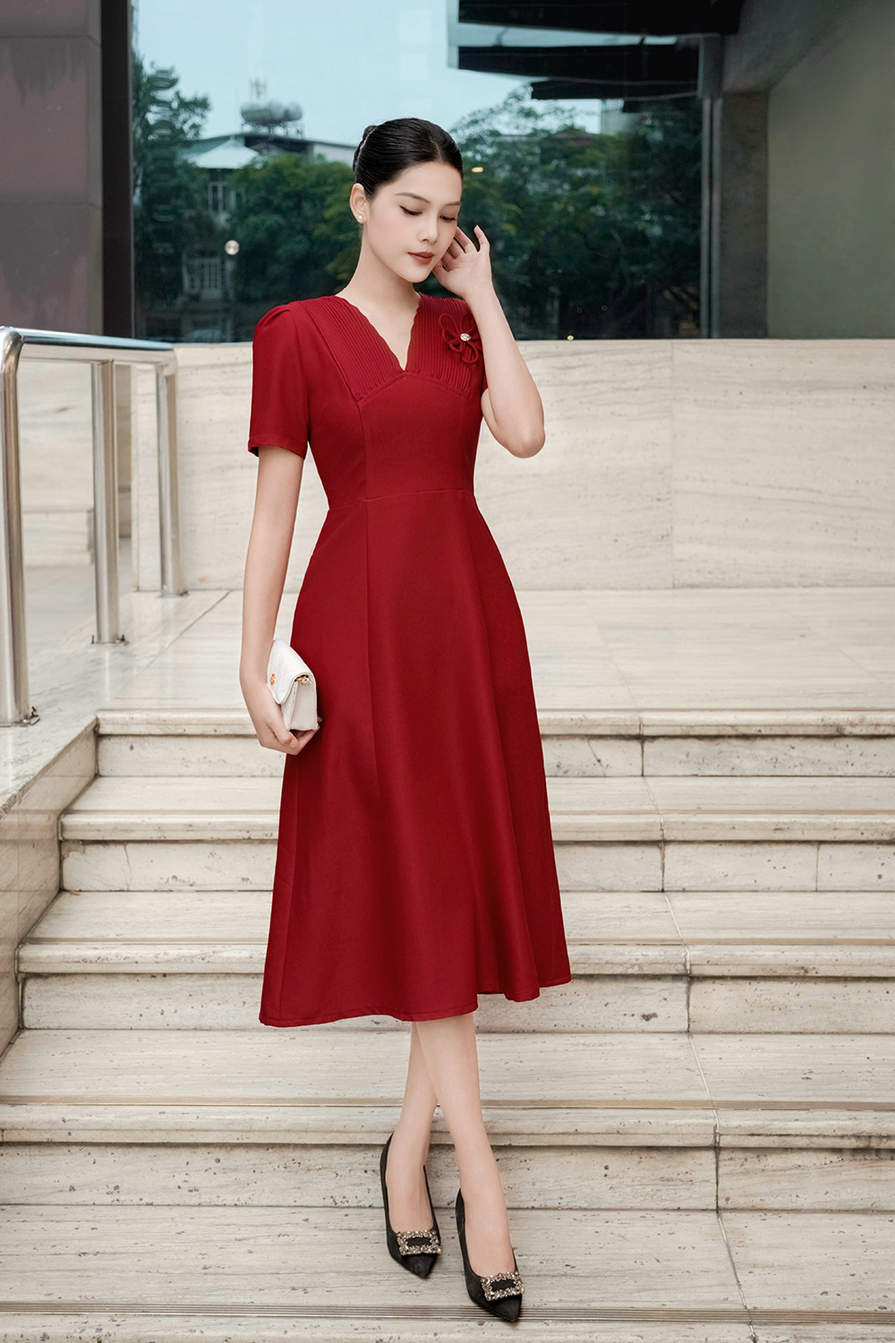 Đầm đỏ dự tiệc dáng dài xòe đính hoa