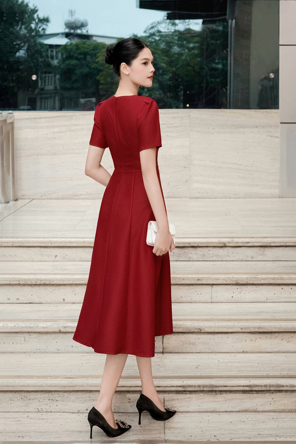 Đầm đỏ dự tiệc dáng dài xòe đính hoa