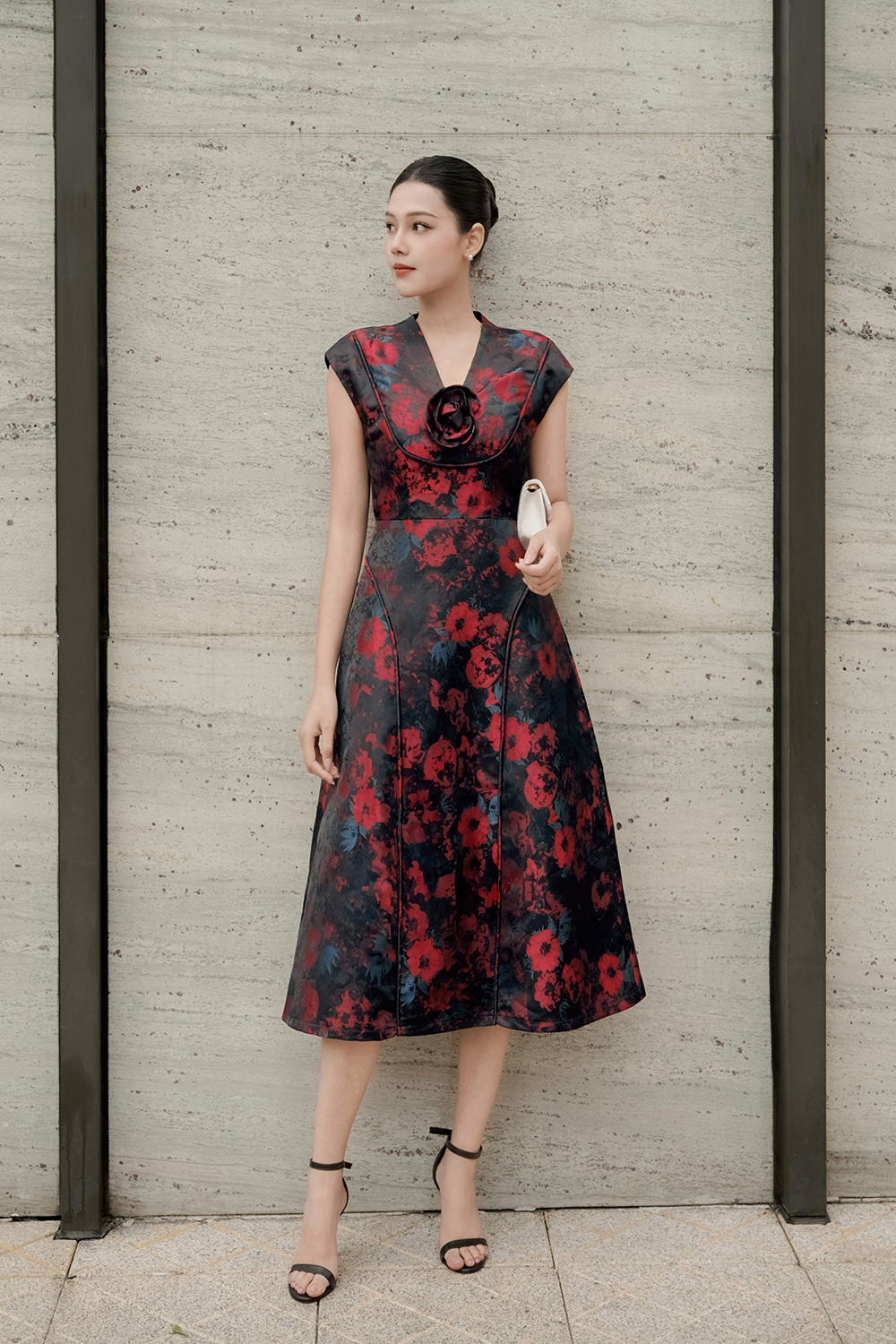 Đầm tafta xòe dự tiệc nền đen hoa đỏ