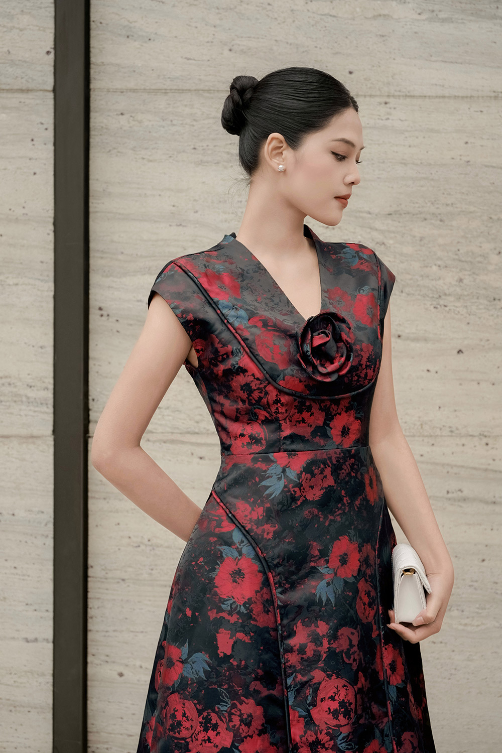 Đầm tafta xòe dự tiệc nền đen hoa đỏ