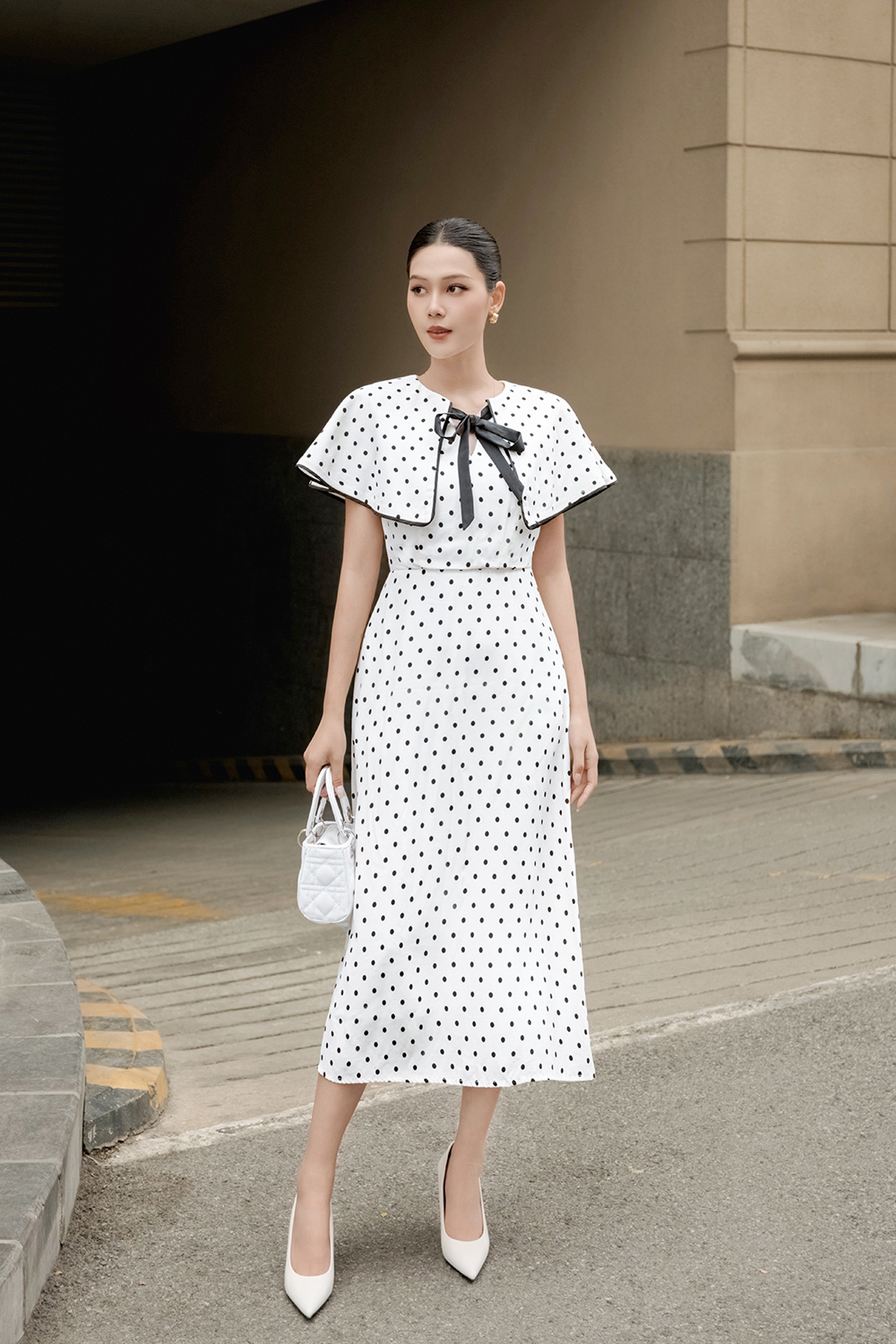 Đầm trắng chấm bi dáng xòe giả áo choàng