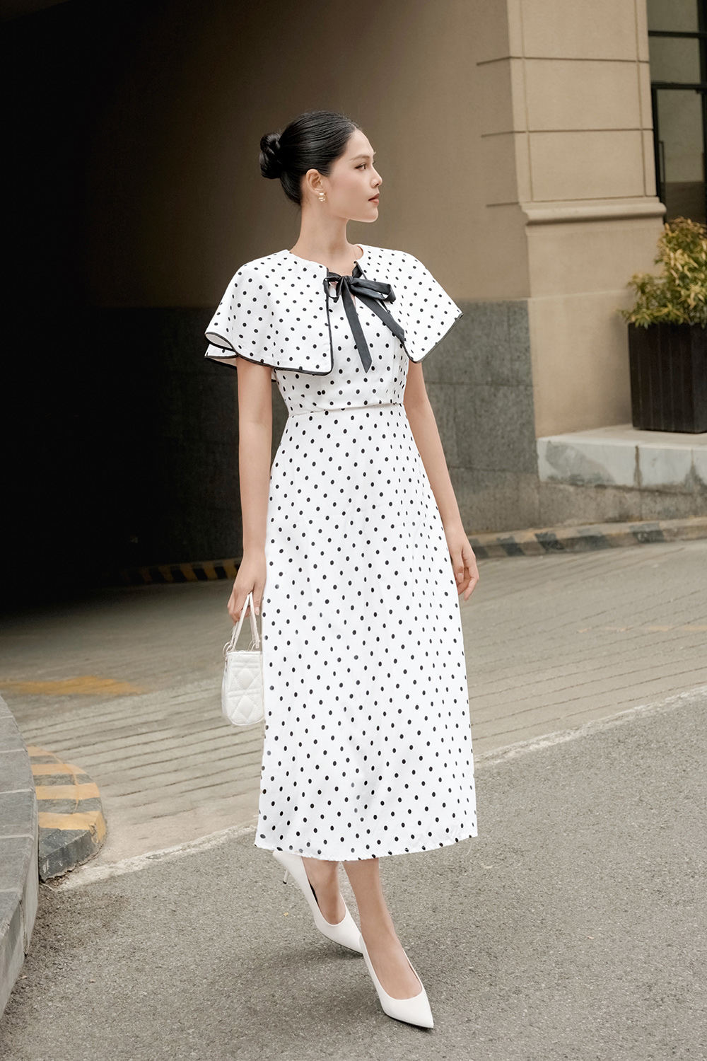 Đầm trắng chấm bi dáng xòe giả áo choàng