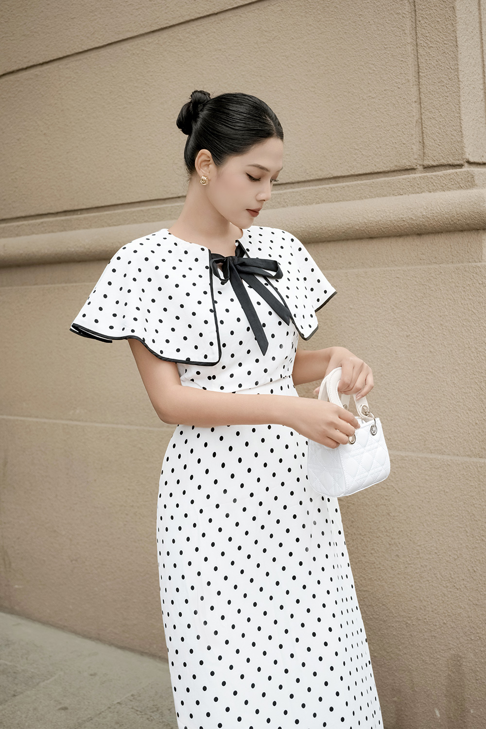 Đầm trắng chấm bi dáng xòe giả áo choàng