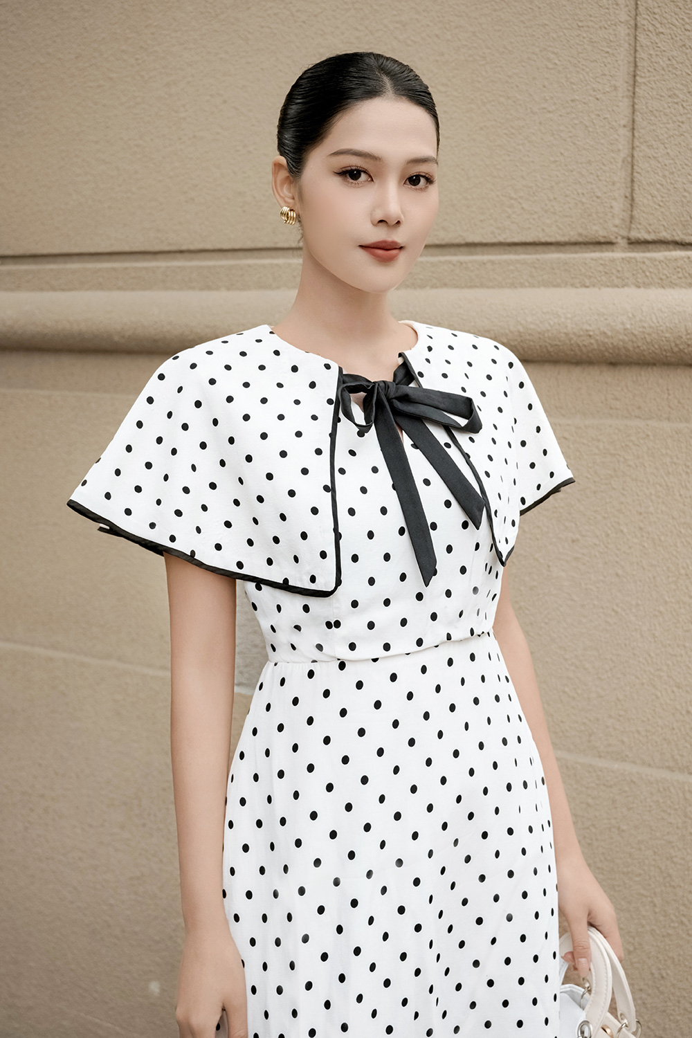 Đầm trắng chấm bi dáng xòe giả áo choàng